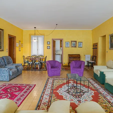 Апартаменты Guesthost - Lovely Lakeview Flat In *