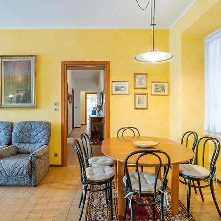 Апартаменты Guesthost - Lovely Lakeview Flat In Донго