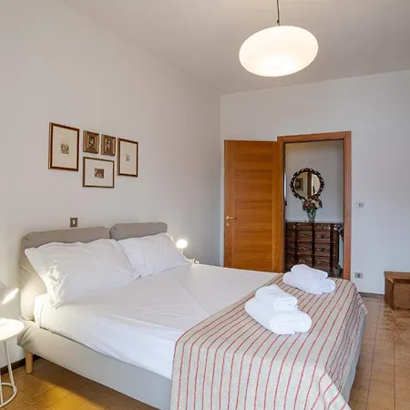 Guesthost - Lovely Lakeview Flat In Apartmán