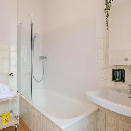 Апартаменты Guesthost - Lovely Lakeview Flat In Донго