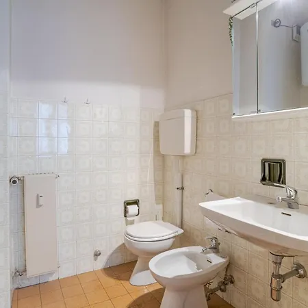 Guesthost - Lovely Lakeview Flat In * Донго